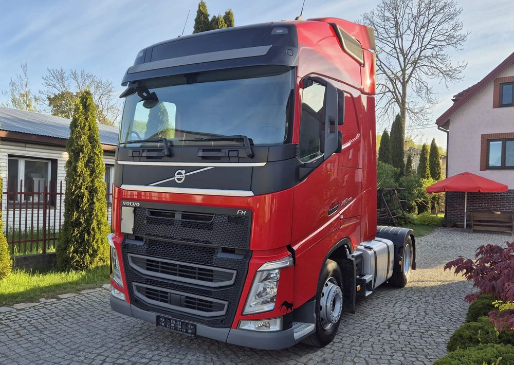 Volvo FH GLOBETROTTER - Gjysmë-kamion: foto 1 Volvo FH GLOBETROTTER - Gjysmë-kamion: foto 1