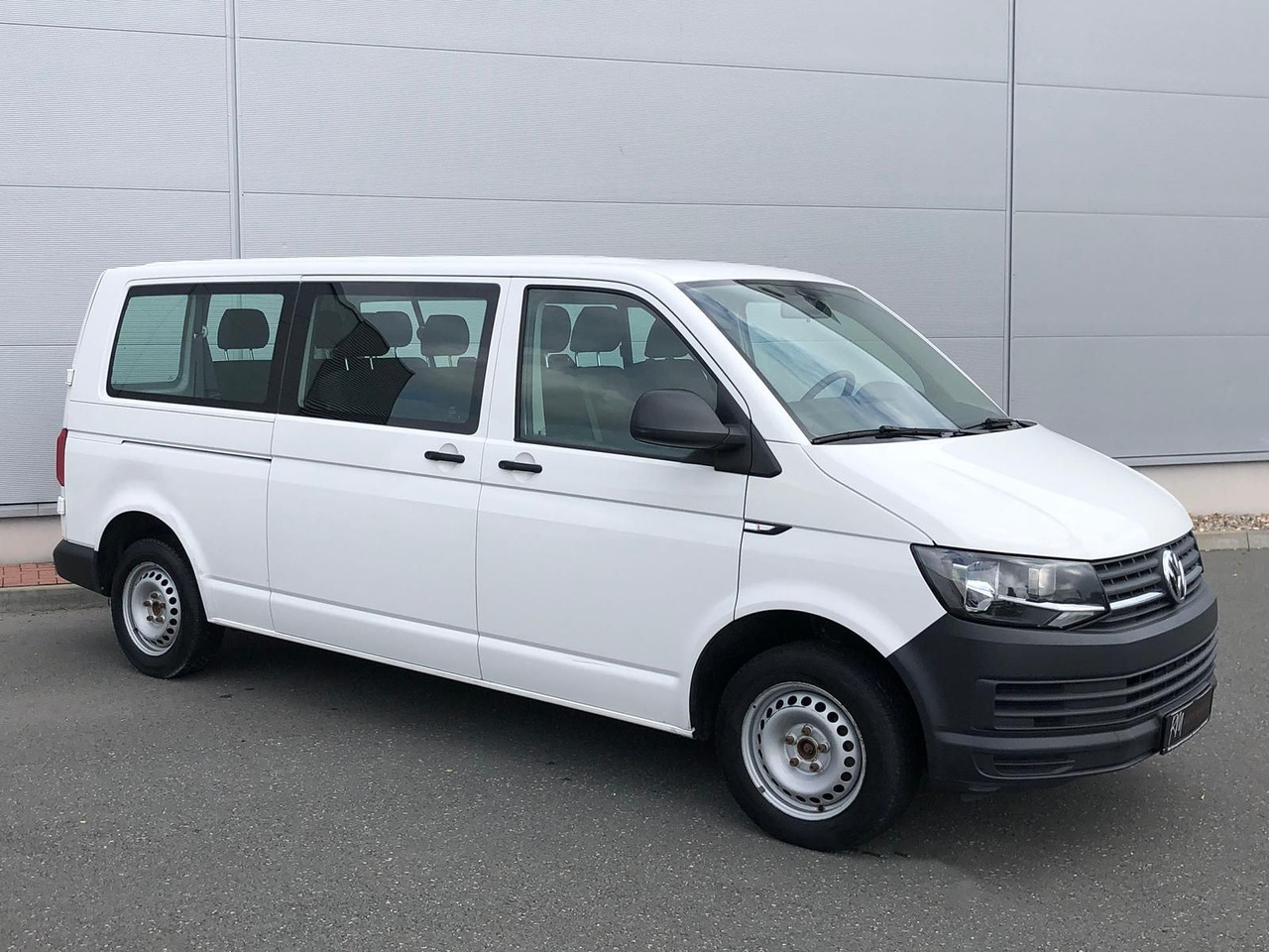 Volkswagen T6 Transporter 2.0 TDI Kombi lang 9-SITZE TEMP - Minibus, Furgon pasagjerësh: foto 2 Volkswagen T6 Transporter 2.0 TDI Kombi lang 9-SITZE TEMP - Minibus, Furgon pasagjerësh: foto 2