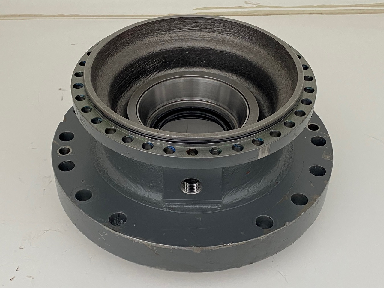 Liebherr Abtriebswellengehäuse ID-Nr.90015650 and Kegelrollenlager ID-Nr.761008503. - Motor rrotullues për Ekskavator me zinxhirë: foto 1 Liebherr Abtriebswellengehäuse ID-Nr.90015650 and Kegelrollenlager ID-Nr.761008503. - Motor rrotullues për Ekskavator me zinxhirë: foto 1