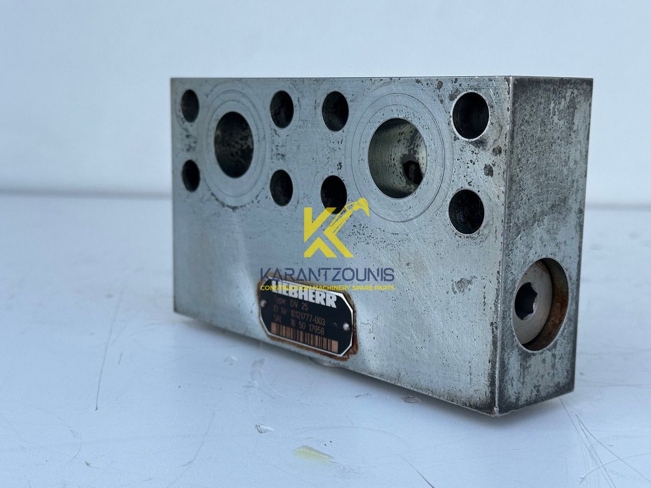 Liebherr Dämpfungsventil ID-Nr.10121777. P924 COMP, P926, R926, R916, R922, R924 COMP, R924, R926 COMP, R926, R930, R936, R946, R950 T, R960 T. #10121777.43199# - Motor rrotullues për Makineri ndërtimi: foto 1 Liebherr Dämpfungsventil ID-Nr.10121777. P924 COMP, P926, R926, R916, R922, R924 COMP, R924, R926 COMP, R926, R930, R936, R946, R950 T, R960 T. #10121777.43199# - Motor rrotullues për Makineri ndërtimi: foto 1
