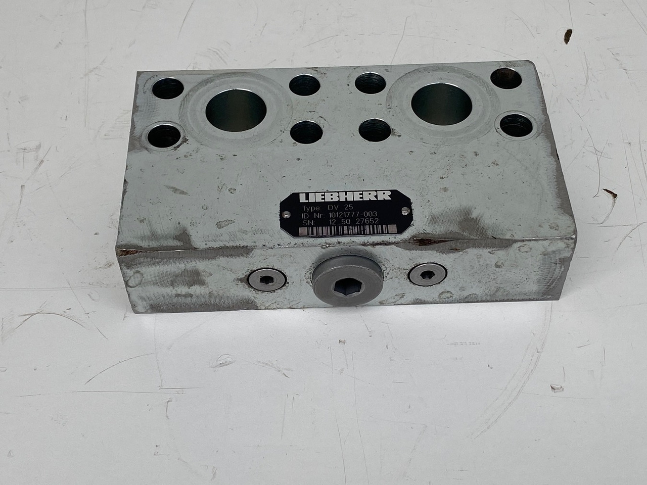 Liebherr Dämpfungsventil ID-Nr.10121777. P924 COMP, P926, R926, R916, R922, R924 COMP, R924, R926 COMP, R926, R930, R936, R946, R950 T, R960 T. #DÄ27652# - Motor rrotullues për Ekskavator: foto 1 Liebherr Dämpfungsventil ID-Nr.10121777. P924 COMP, P926, R926, R916, R922, R924 COMP, R924, R926 COMP, R926, R930, R936, R946, R950 T, R960 T. #DÄ27652# - Motor rrotullues për Ekskavator: foto 1