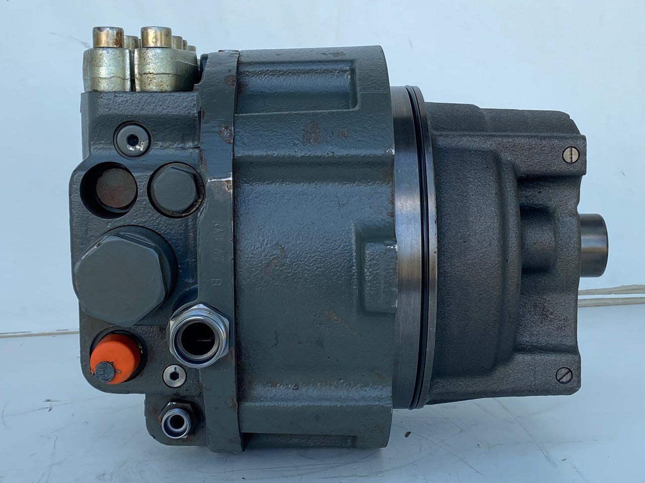 Liebherr Hydraulikeinbaumotor CMVE O 108. ID-Nr.10118562 - ID-Nr.10132610 - ID-Nr.10129048. LOS1916, LOS916, LOS926, R906, R916, R918, R920, R922, R924, R926COMP, R926, R936. #27979# - Motori hidraulik për Ekskavator me zinxhirë: foto 2 Liebherr Hydraulikeinbaumotor CMVE O 108. ID-Nr.10118562 - ID-Nr.10132610 - ID-Nr.10129048. LOS1916, LOS916, LOS926, R906, R916, R918, R920, R922, R924, R926COMP, R926, R936. #27979# - Motori hidraulik për Ekskavator me zinxhirë: foto 2