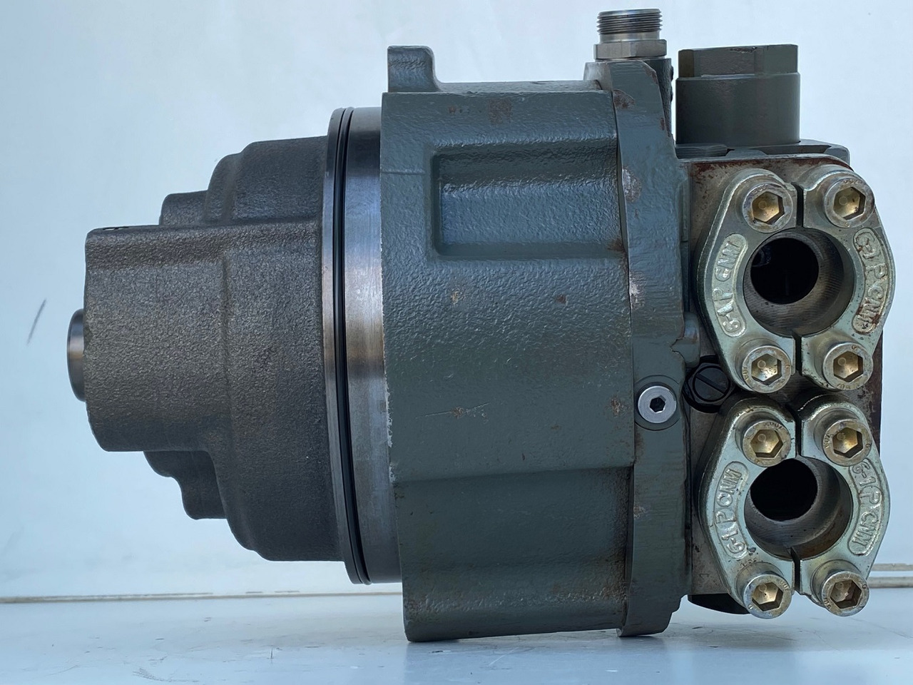 Liebherr Hydraulikeinbaumotor CMVE O 108. ID-Nr.10118562 - ID-Nr.10132610 - ID-Nr.10129048. LOS1916, LOS916, LOS926, R906, R916, R918, R920, R922, R924, R926COMP, R926, R936. #27979# - Motori hidraulik për Ekskavator me zinxhirë: foto 3 Liebherr Hydraulikeinbaumotor CMVE O 108. ID-Nr.10118562 - ID-Nr.10132610 - ID-Nr.10129048. LOS1916, LOS916, LOS926, R906, R916, R918, R920, R922, R924, R926COMP, R926, R936. #27979# - Motori hidraulik për Ekskavator me zinxhirë: foto 3