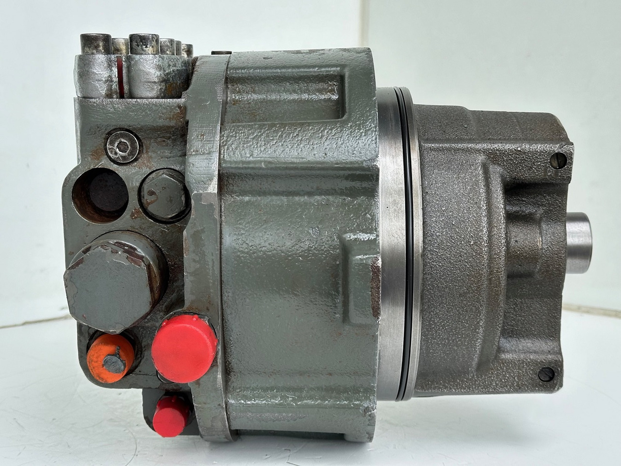 Liebherr Hydraulikeinbaumotor CMVE O 108. ID-Nr.10118562 - ID-Nr.10132610 - ID-Nr.10129048. LOS1916, LOS916, LOS926, R906, R916, R918, R920, R922, R924, R926COMP, R926, R936. #28313# - Motori hidraulik për Makineri ndërtimi: foto 3 Liebherr Hydraulikeinbaumotor CMVE O 108. ID-Nr.10118562 - ID-Nr.10132610 - ID-Nr.10129048. LOS1916, LOS916, LOS926, R906, R916, R918, R920, R922, R924, R926COMP, R926, R936. #28313# - Motori hidraulik për Makineri ndërtimi: foto 3