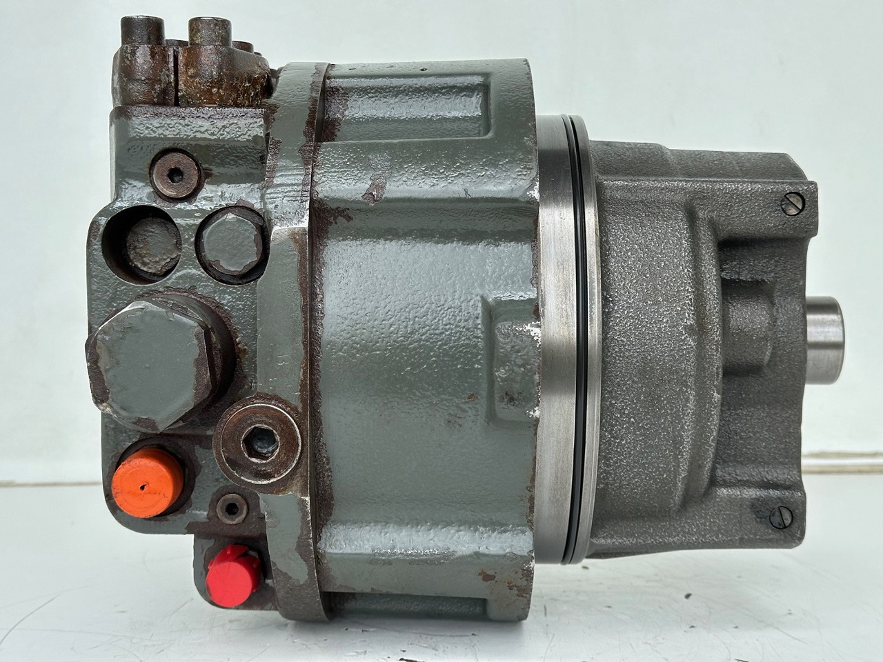 Liebherr Hydraulikeinbaumotor CMVE O 108. ID-Nr.10118562 - ID-Nr.10132610 - ID-Nr.10129048. LOS1916, LOS916, LOS926, R906, R916, R918, R920, R922, R924, R926COMP, R926, R936. #28314# - Motori hidraulik për Makineri ndërtimi: foto 3 Liebherr Hydraulikeinbaumotor CMVE O 108. ID-Nr.10118562 - ID-Nr.10132610 - ID-Nr.10129048. LOS1916, LOS916, LOS926, R906, R916, R918, R920, R922, R924, R926COMP, R926, R936. #28314# - Motori hidraulik për Makineri ndërtimi: foto 3