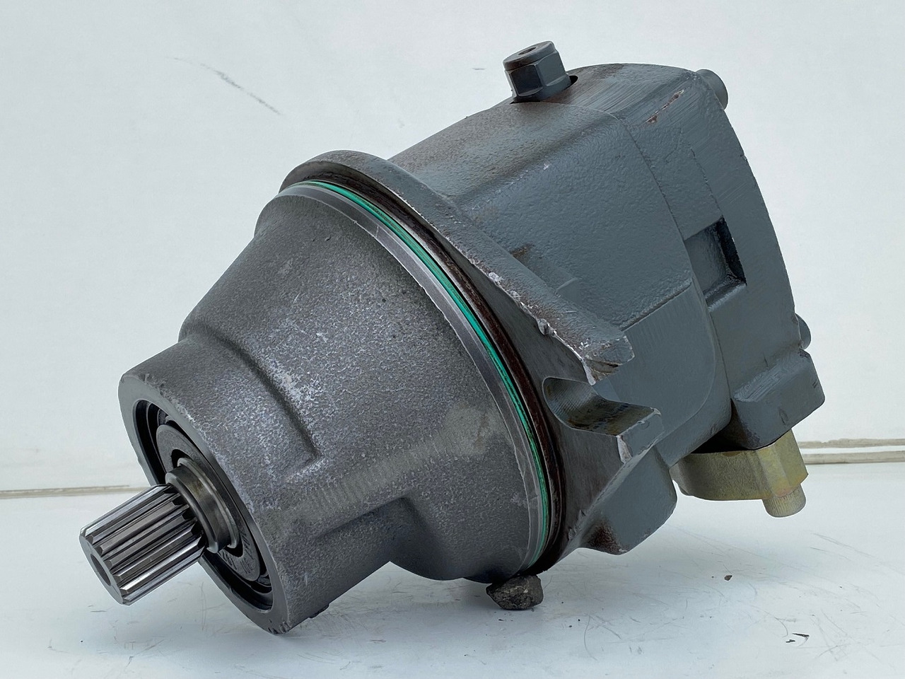 Liebherr Hydraulikeinbaumotor FMF090, ID-Nr.10120382 - ID-Nr.9273168 - ID-Nr.9074075. A900, A944, LH60, E942, EP944, ER944, LOS942, LOS944, P942, P944, R934 TR, R940, R942, R944, R946, R950. #17868 - Motori hidraulik për Ekskavator me zinxhirë: foto 2 Liebherr Hydraulikeinbaumotor FMF090, ID-Nr.10120382 - ID-Nr.9273168 - ID-Nr.9074075. A900, A944, LH60, E942, EP944, ER944, LOS942, LOS944, P942, P944, R934 TR, R940, R942, R944, R946, R950. #17868 - Motori hidraulik për Ekskavator me zinxhirë: foto 2