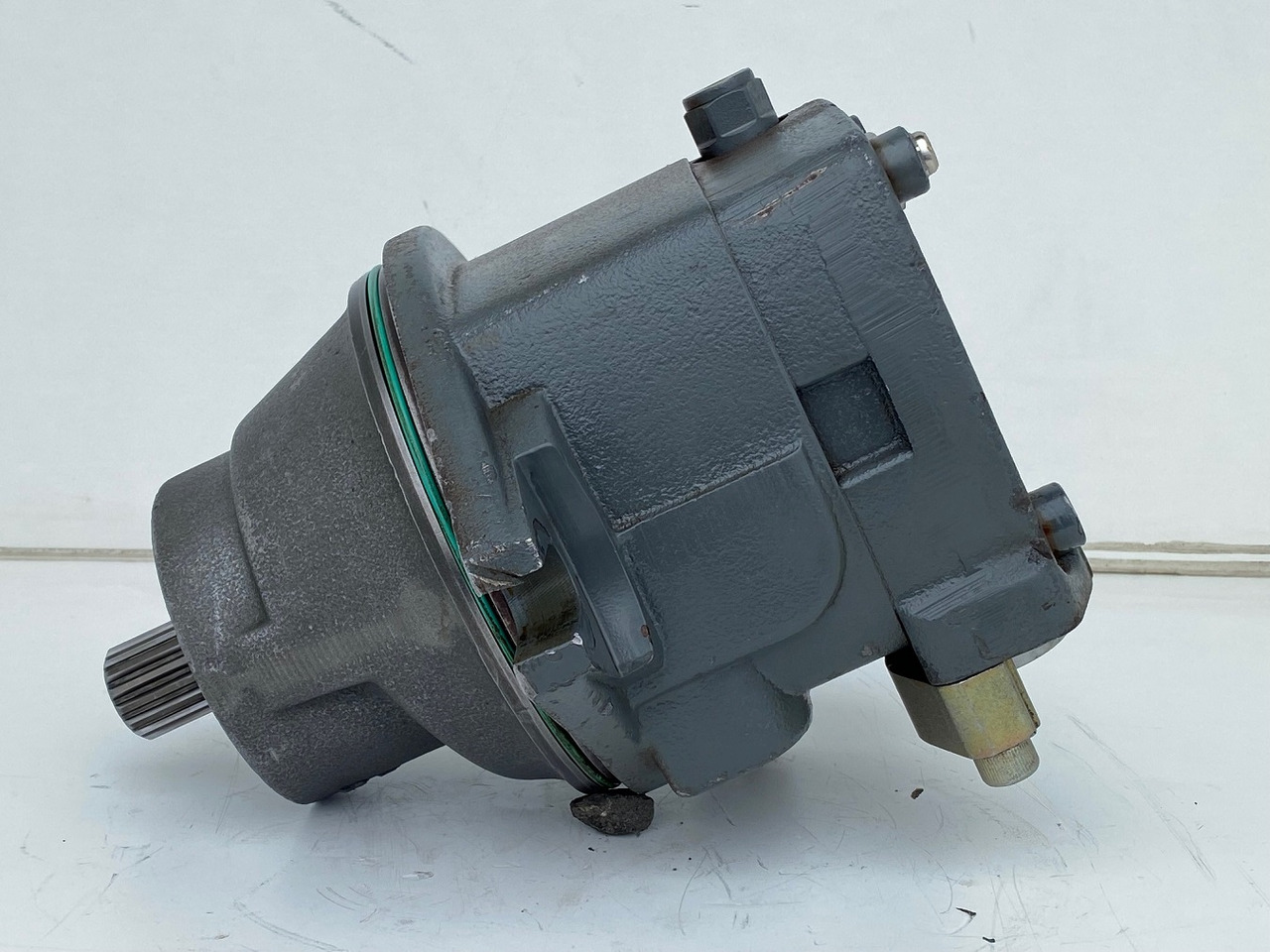 Liebherr Hydraulikeinbaumotor FMF090, ID-Nr.10120382 - ID-Nr.9273168 - ID-Nr.9074075. A900, A944, LH60, E942, EP944, ER944, LOS942, LOS944, P942, P944, R934 TR, R940, R942, R944, R946, R950. #17868 - Motori hidraulik për Ekskavator me zinxhirë: foto 1 Liebherr Hydraulikeinbaumotor FMF090, ID-Nr.10120382 - ID-Nr.9273168 - ID-Nr.9074075. A900, A944, LH60, E942, EP944, ER944, LOS942, LOS944, P942, P944, R934 TR, R940, R942, R944, R946, R950. #17868 - Motori hidraulik për Ekskavator me zinxhirë: foto 1