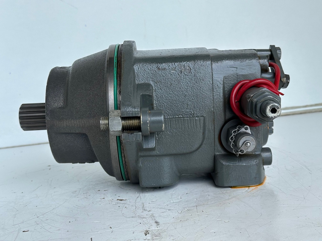 Liebherr Hydraulikeinbaumotor Typ:FMF058, ID-Nr.10122576 - ID-Nr.10145827 - ID-Nr.11371069. LOS1906, P924 COMP , R906, R906 PROTO, R916, R922, R924, R924 COMP, R926 COMP, R926 K LC. #39780# - Motori hidraulik për Ekskavator: foto 4 Liebherr Hydraulikeinbaumotor Typ:FMF058, ID-Nr.10122576 - ID-Nr.10145827 - ID-Nr.11371069. LOS1906, P924 COMP , R906, R906 PROTO, R916, R922, R924, R924 COMP, R926 COMP, R926 K LC. #39780# - Motori hidraulik për Ekskavator: foto 4