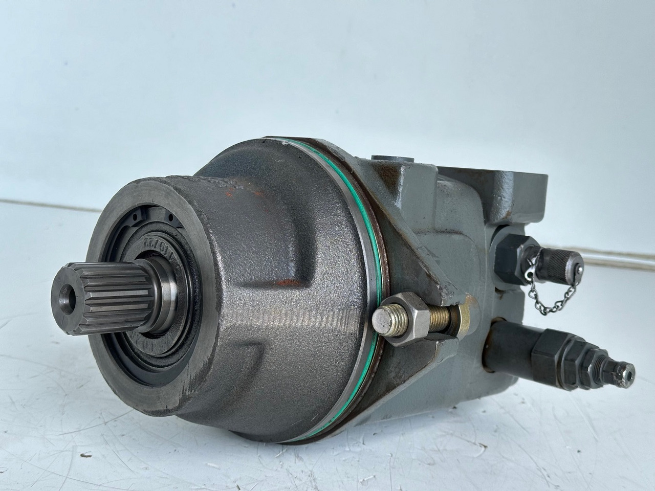 Liebherr Hydraulikeinbaumotor Typ:FMF058, ID-Nr.10122576 - ID-Nr.10145827 - ID-Nr.11371069. LOS1906, P924 COMP , R906, R906 PROTO, R916, R922, R924, R924 COMP, R926 COMP, R926 K LC. #39780# - Motori hidraulik për Ekskavator: foto 1 Liebherr Hydraulikeinbaumotor Typ:FMF058, ID-Nr.10122576 - ID-Nr.10145827 - ID-Nr.11371069. LOS1906, P924 COMP , R906, R906 PROTO, R916, R922, R924, R924 COMP, R926 COMP, R926 K LC. #39780# - Motori hidraulik për Ekskavator: foto 1
