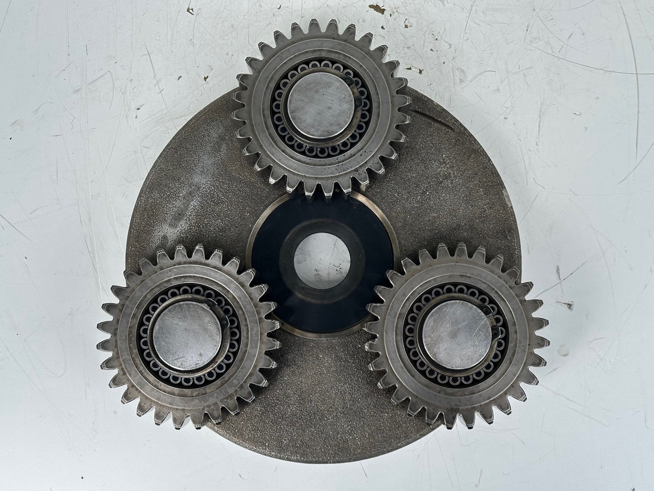 Liebherr Planetenträger ID-Nr.90024938 mit Planetenräder ID-Nr.90024939. FAT400P112 -FAT400P130 - FAT400P139. LO1936,LOS926,R926,R928,R930,R934,R936,R940,R944,R946,R950 T. #H1.6569.90024939# - Transmisioni përfundimtar për Ekskavator me zinxhirë: foto 3 Liebherr Planetenträger ID-Nr.90024938 mit Planetenräder ID-Nr.90024939. FAT400P112 -FAT400P130 - FAT400P139. LO1936,LOS926,R926,R928,R930,R934,R936,R940,R944,R946,R950 T. #H1.6569.90024939# - Transmisioni përfundimtar për Ekskavator me zinxhirë: foto 3