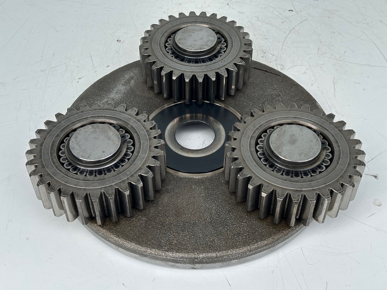 Liebherr Planetenträger ID-Nr.90024938 mit Planetenräder ID-Nr.90024939. FAT400P112 -FAT400P130 - FAT400P139. LO1936,LOS926,R926,R928,R930,R934,R936,R940,R944,R946,R950 T. #H1.6569.90024939# - Transmisioni përfundimtar për Ekskavator me zinxhirë: foto 1 Liebherr Planetenträger ID-Nr.90024938 mit Planetenräder ID-Nr.90024939. FAT400P112 -FAT400P130 - FAT400P139. LO1936,LOS926,R926,R928,R930,R934,R936,R940,R944,R946,R950 T. #H1.6569.90024939# - Transmisioni përfundimtar për Ekskavator me zinxhirë: foto 1