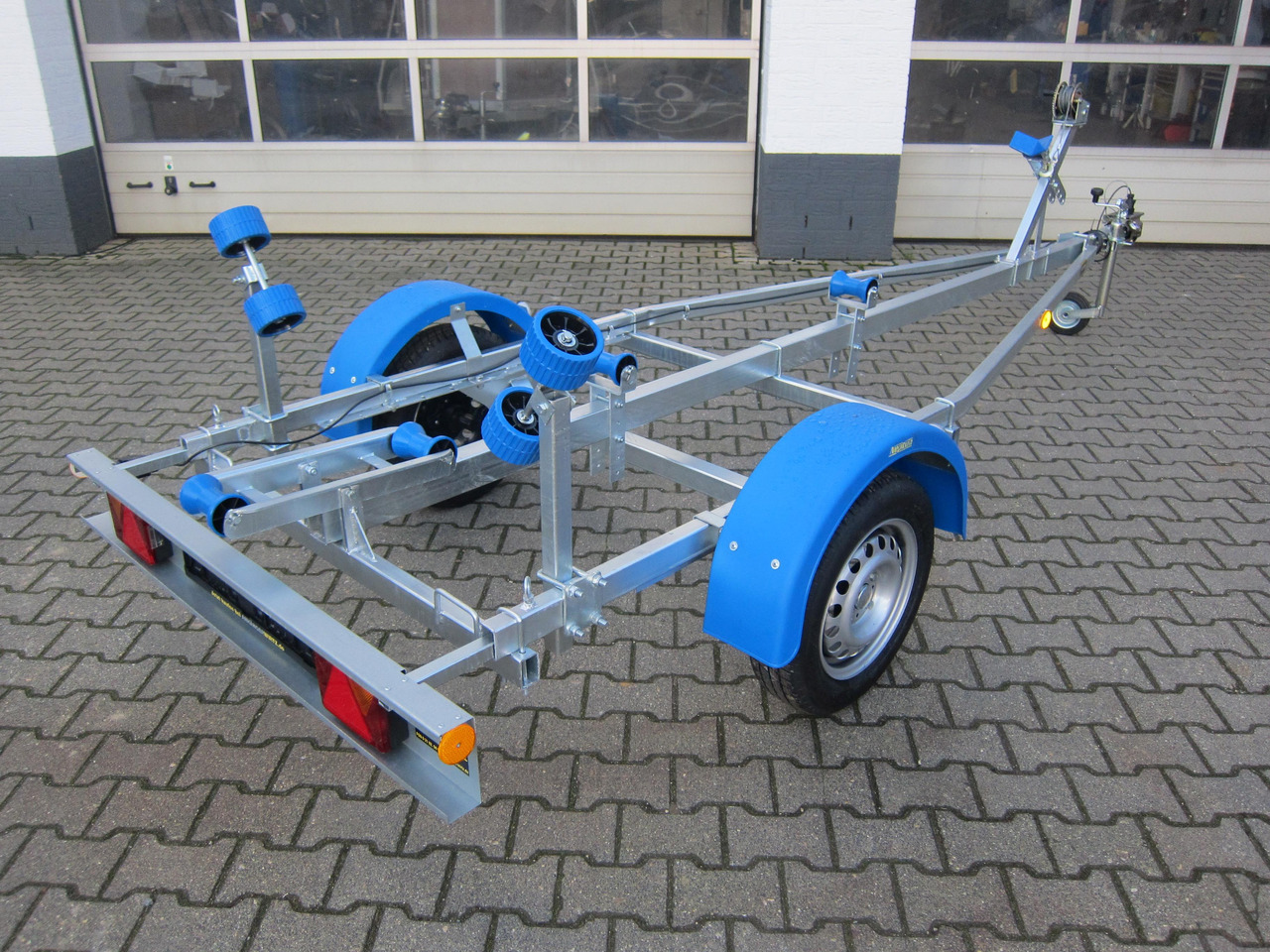 Bootsanhänger Boattrailer Neptun NAVY N7-17 Trailer 750kg mit Winde Winter Online Aktion - Rimorkio varkash: foto 4 Bootsanhänger Boattrailer Neptun NAVY N7-17 Trailer 750kg mit Winde Winter Online Aktion - Rimorkio varkash: foto 4