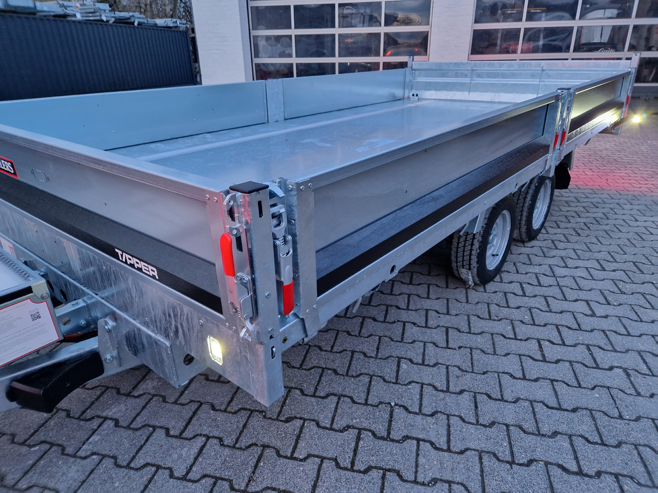 Brian James Trailer CarGO Tipper 400x200x30cm elektro Pendelklappe blackline LED 3500kg Tandem - Rimorkio vetëshkarkuese: foto 5 Brian James Trailer CarGO Tipper 400x200x30cm elektro Pendelklappe blackline LED 3500kg Tandem - Rimorkio vetëshkarkuese: foto 5