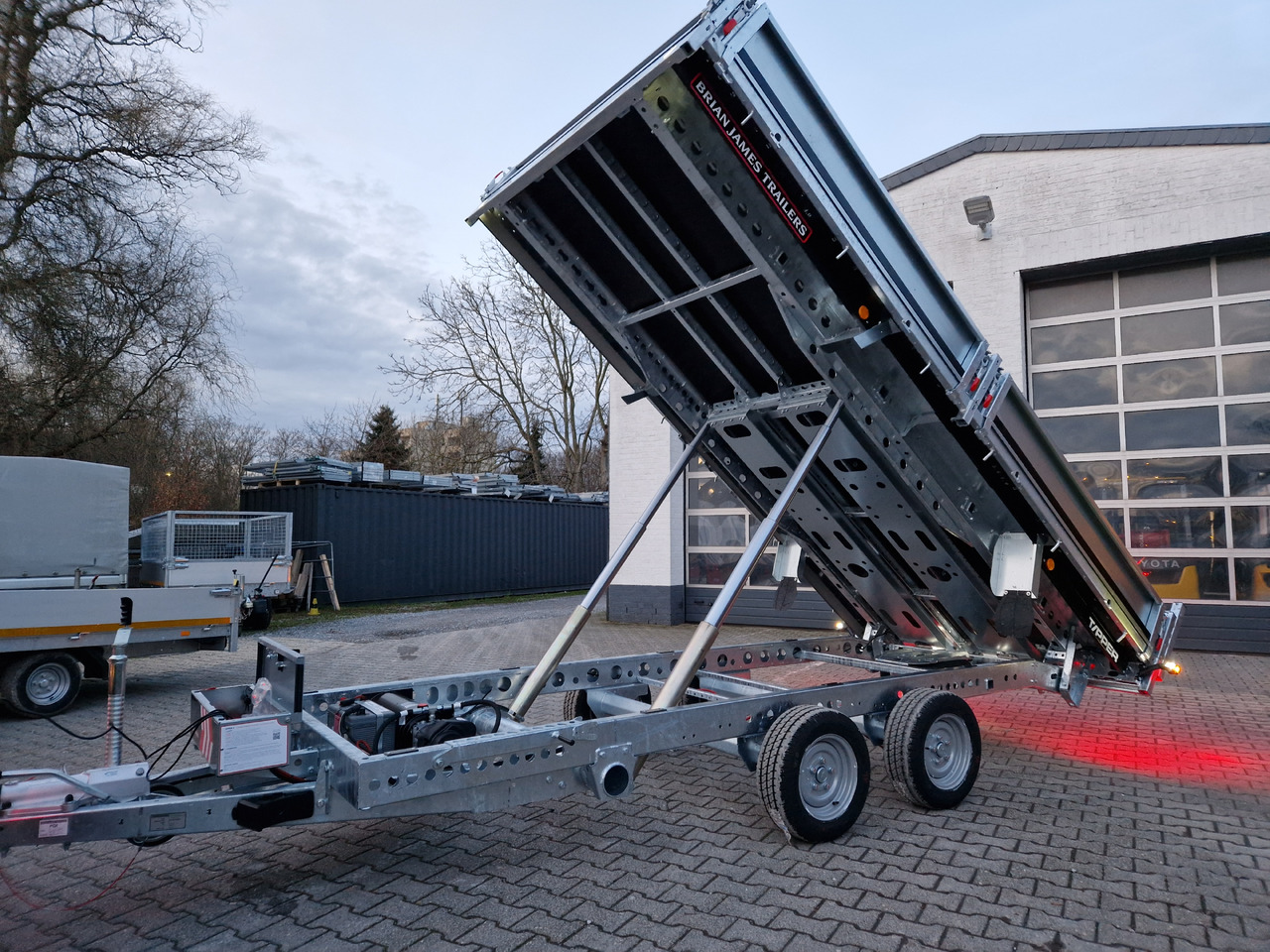 Brian James Trailer CarGO Tipper 400x200x30cm elektro Pendelklappe blackline LED 3500kg Tandem - Rimorkio vetëshkarkuese: foto 3 Brian James Trailer CarGO Tipper 400x200x30cm elektro Pendelklappe blackline LED 3500kg Tandem - Rimorkio vetëshkarkuese: foto 3