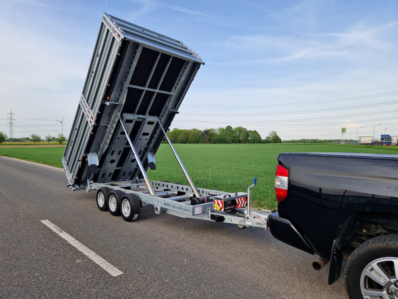 Brian James Trailer Tipper 400x200x100cm Aufsatz elektro blackline LED Tridem 3500kg Modell 24 - Rimorkio vetëshkarkuese: foto 4 Brian James Trailer Tipper 400x200x100cm Aufsatz elektro blackline LED Tridem 3500kg Modell 24 - Rimorkio vetëshkarkuese: foto 4