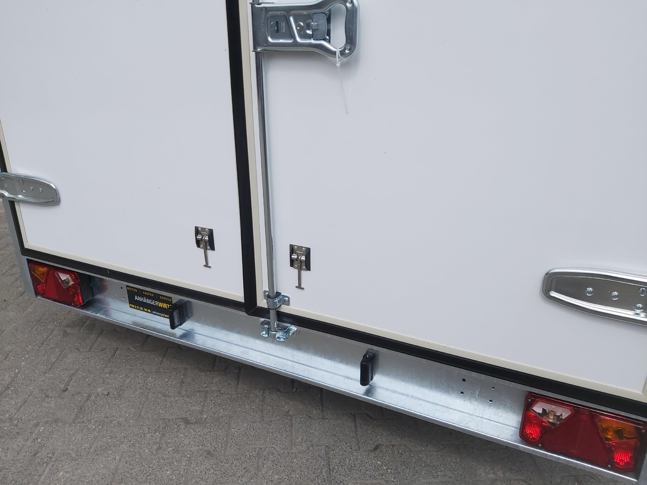 Koffer Sport Camp TFS 360.00 360x200x210cm aero Seitentür Fenster Bett (L) 1300kg 100km/H - Rulot: foto 5 Koffer Sport Camp TFS 360.00 360x200x210cm aero Seitentür Fenster Bett (L) 1300kg 100km/H - Rulot: foto 5
