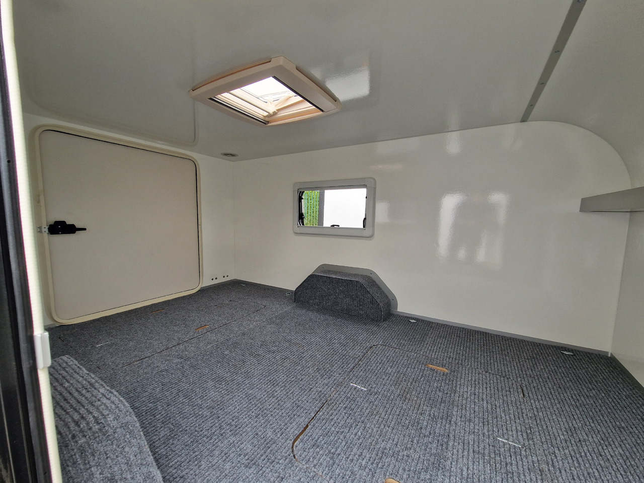 Mini Caravan Cargo Base Camp M+ wild 290cm Alufelgen 2 Fenster 100km/H 800kg - Rulot: foto 4 Mini Caravan Cargo Base Camp M+ wild 290cm Alufelgen 2 Fenster 100km/H 800kg - Rulot: foto 4