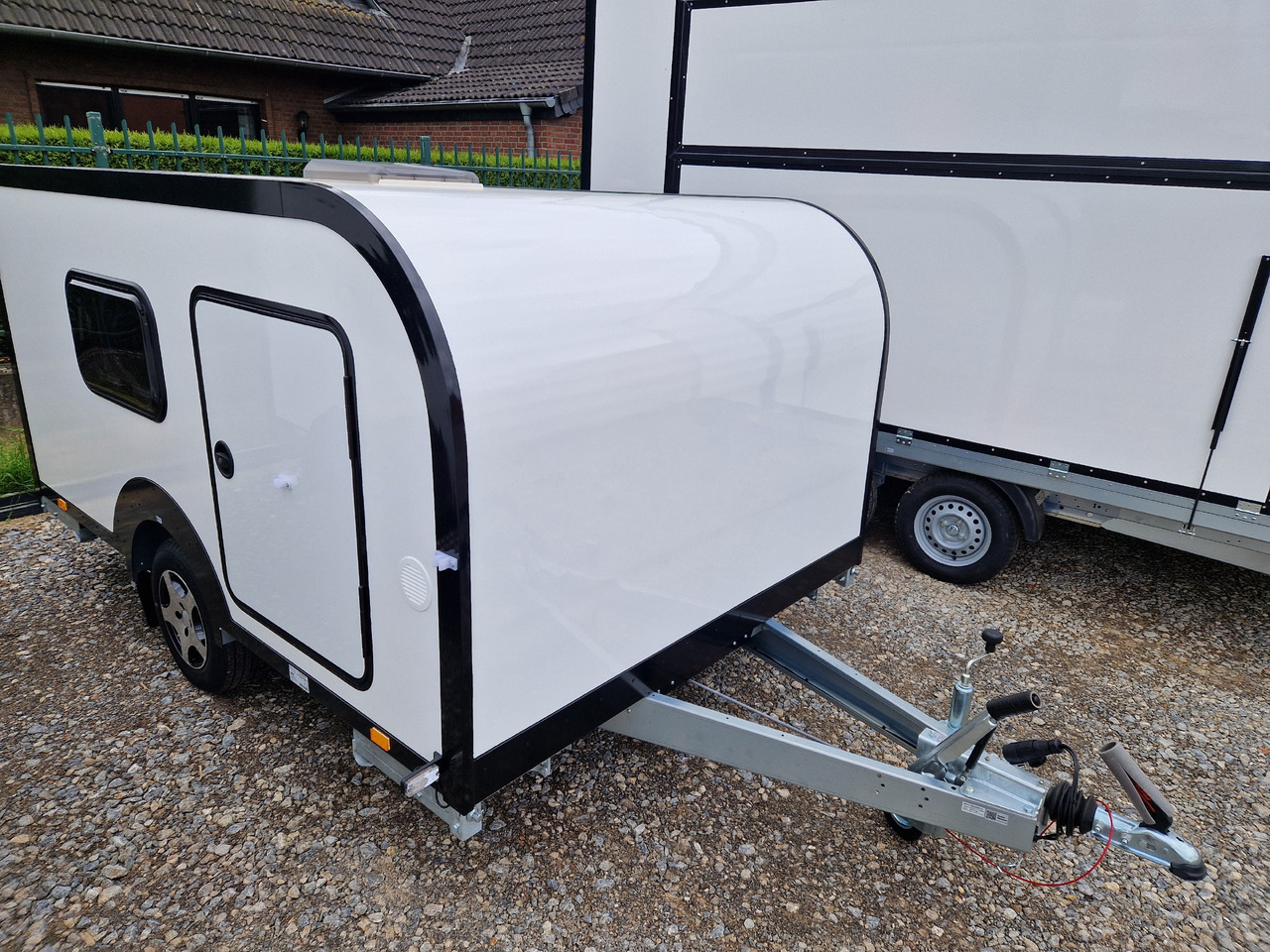 Mini Caravan Cargo Base Camp M+ wild 290cm Alufelgen 2 Fenster 100km/H 800kg - Rulot: foto 1 Mini Caravan Cargo Base Camp M+ wild 290cm Alufelgen 2 Fenster 100km/H 800kg - Rulot: foto 1