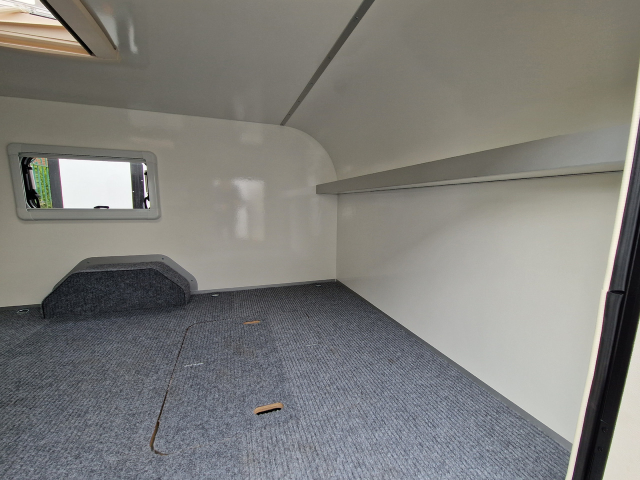 Mini Caravan Cargo Base Camp M+ wild 290cm Alufelgen 2 Fenster 100km/H 800kg - Rulot: foto 3 Mini Caravan Cargo Base Camp M+ wild 290cm Alufelgen 2 Fenster 100km/H 800kg - Rulot: foto 3