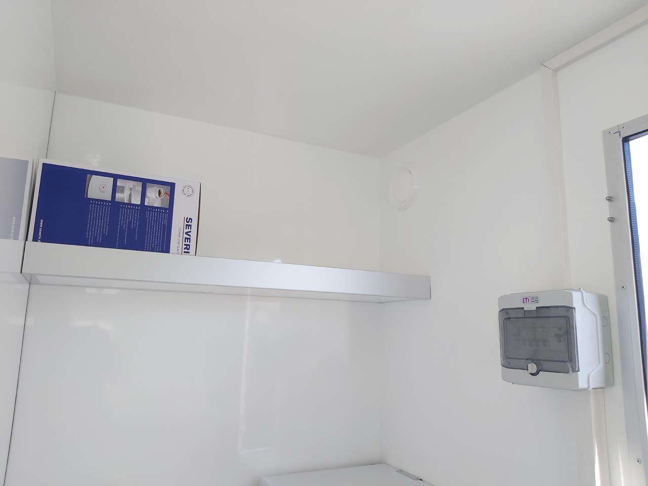 Rimorkio shpërndarëse Mobiles Büro 310x220x220cm Tür + 3 Fenster + WC Raum (M) 1200kg: foto 7