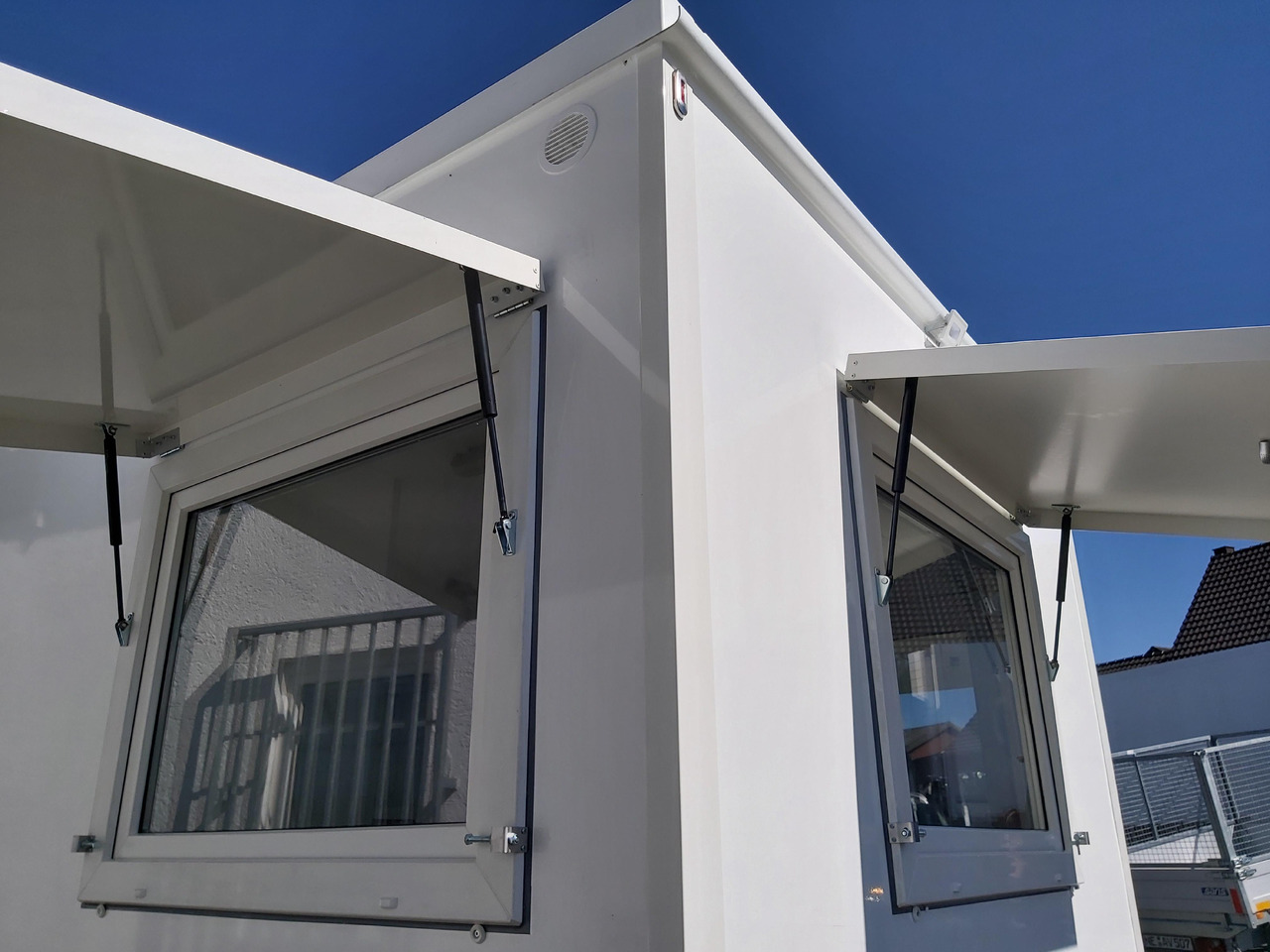 Rimorkio shpërndarëse Mobiles Büro 310x220x220cm Tür + 3 Fenster + WC Raum (M) 1200kg: foto 6