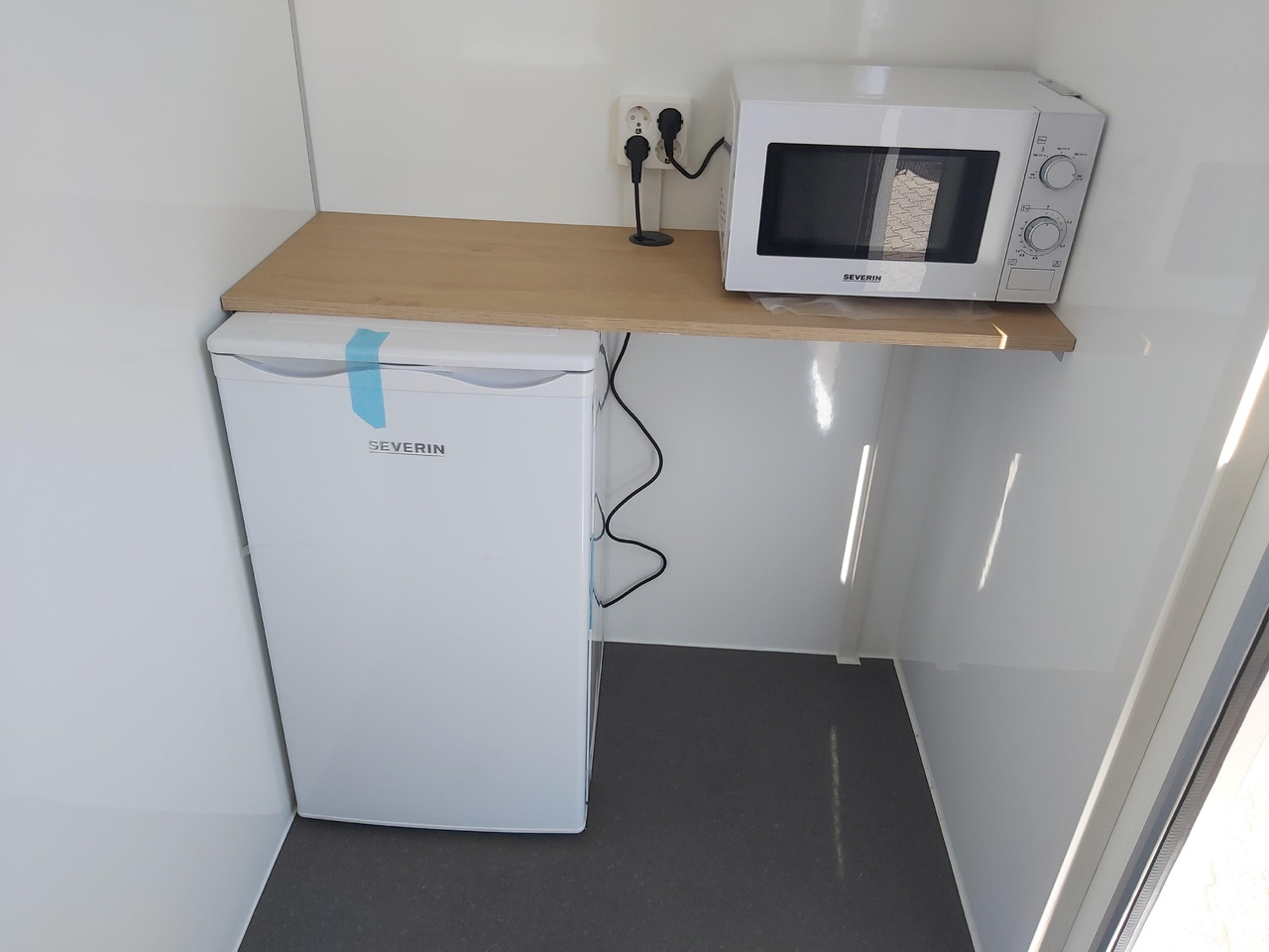 Rimorkio shpërndarëse Mobiles Büro 310x220x220cm Tür + 3 Fenster + WC Raum (M) 1200kg: foto 8