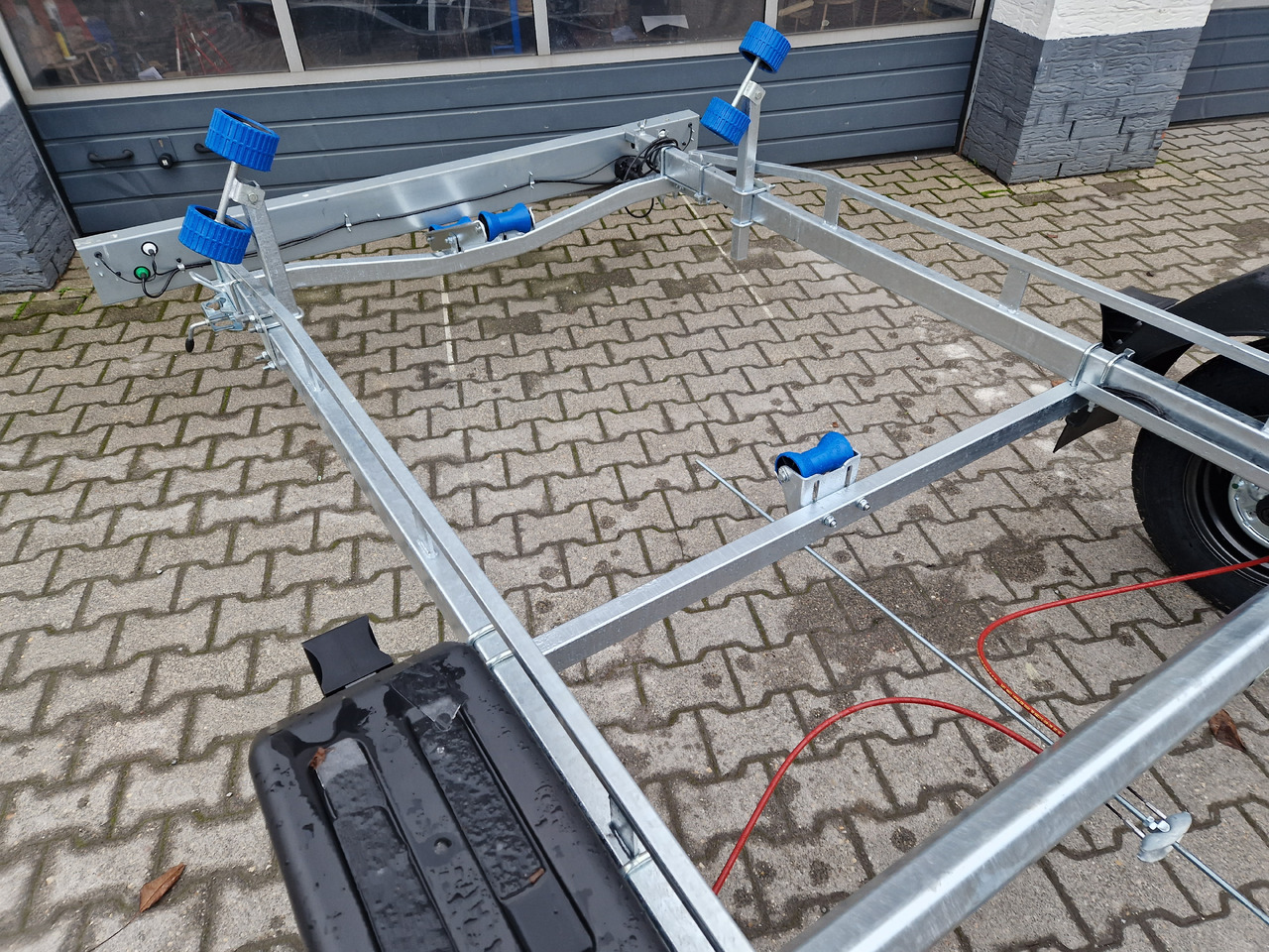Neptun Bootstrailer Navy GN 231 1300 mit Winde 1300kg Modell 2024 - Rimorkio varkash: foto 3 Neptun Bootstrailer Navy GN 231 1300 mit Winde 1300kg Modell 2024 - Rimorkio varkash: foto 3