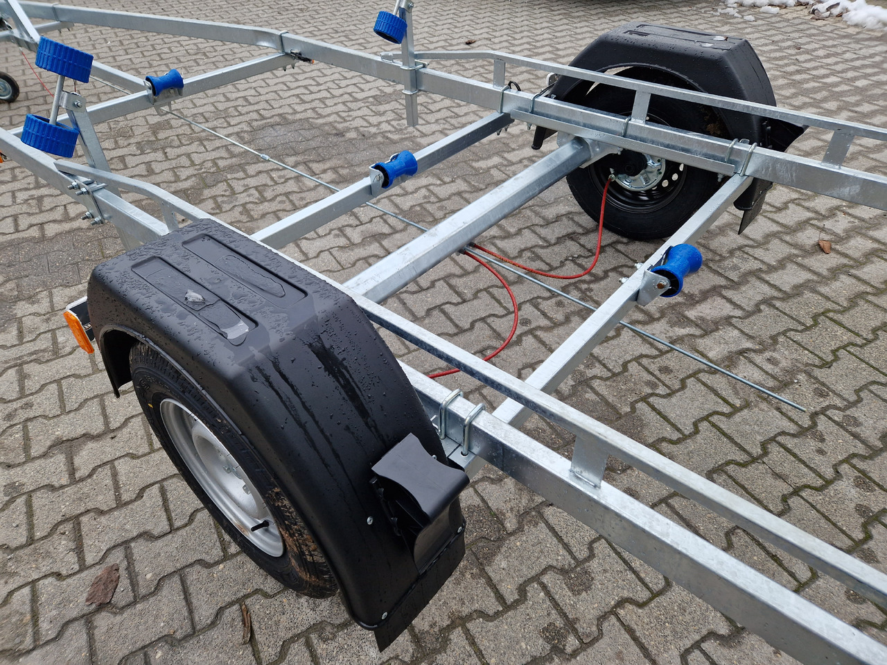 Neptun Bootstrailer Navy GN 231 1300 mit Winde 1300kg Modell 2024 - Rimorkio varkash: foto 5 Neptun Bootstrailer Navy GN 231 1300 mit Winde 1300kg Modell 2024 - Rimorkio varkash: foto 5