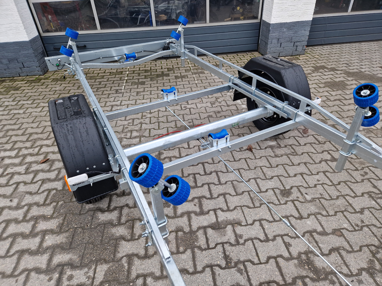 Neptun Bootstrailer Navy GN 231 1300 mit Winde 1300kg Modell 2024 - Rimorkio varkash: foto 4 Neptun Bootstrailer Navy GN 231 1300 mit Winde 1300kg Modell 2024 - Rimorkio varkash: foto 4