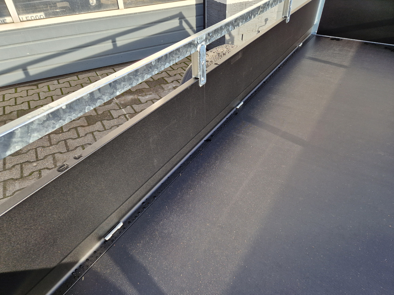 Saris Anhänger DV135 McAlu Pro MP 255x133x43cm blackline (S) 1350kg black deal Aktion - Rimorkio makine: foto 4 Saris Anhänger DV135 McAlu Pro MP 255x133x43cm blackline (S) 1350kg black deal Aktion - Rimorkio makine: foto 4