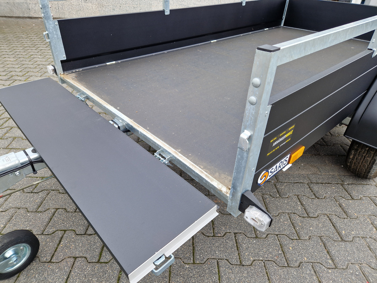 Saris Anhänger DV135 McAlu Pro MP 255x133x44cm black klappbare Vorderwand 1350kg - Rimorkio makine: foto 4 Saris Anhänger DV135 McAlu Pro MP 255x133x44cm black klappbare Vorderwand 1350kg - Rimorkio makine: foto 4