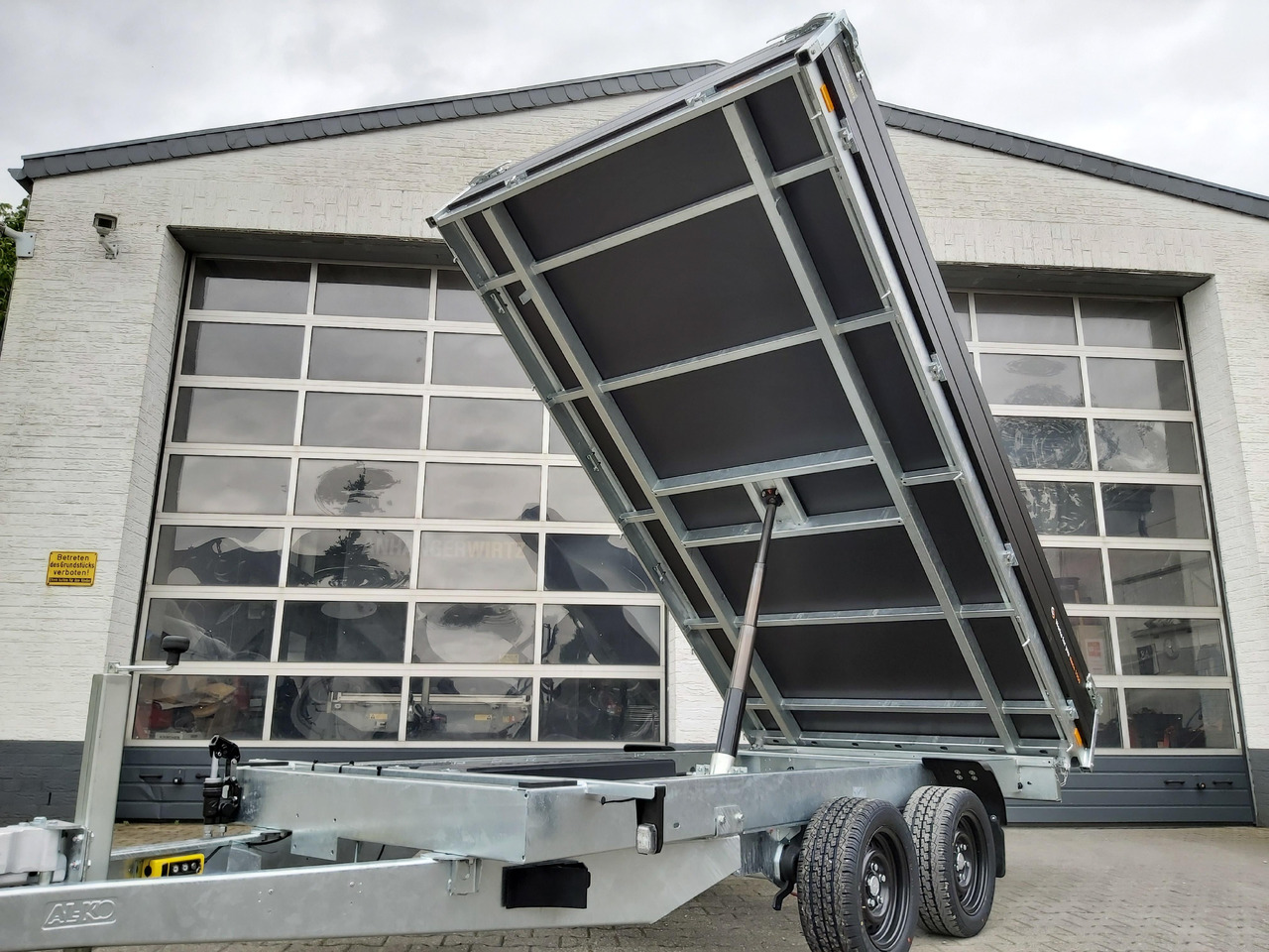 Saris Kipper K1 356 184 3500 2 E 356x184x35cm black Elektro&Not 13" (L) 3500kg preorder 2024 - Rimorkio vetëshkarkuese: foto 2 Saris Kipper K1 356 184 3500 2 E 356x184x35cm black Elektro&Not 13" (L) 3500kg preorder 2024 - Rimorkio vetëshkarkuese: foto 2