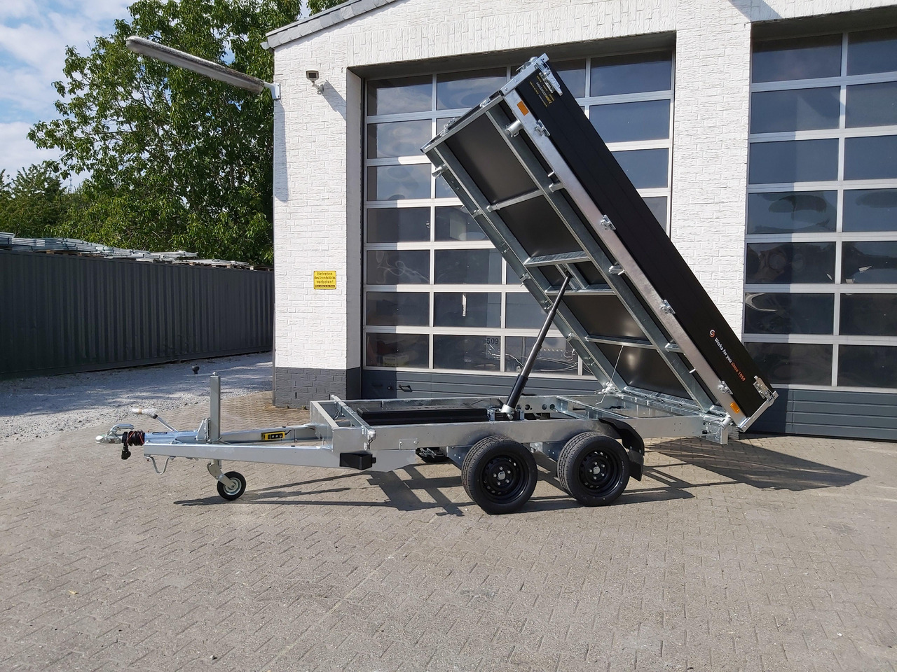 Saris Kipper K3 306 184 2700 2 E 306x184x30cm black Edition Elektro 13" 2700kg Januar Aktion - Rimorkio vetëshkarkuese: foto 1 Saris Kipper K3 306 184 2700 2 E 306x184x30cm black Edition Elektro 13" 2700kg Januar Aktion - Rimorkio vetëshkarkuese: foto 1