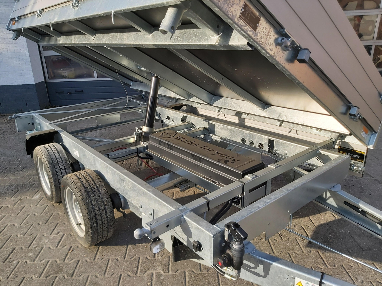 Saris Kipper K3 306 184 3500 2 E 306x184x30cm 3500kg silver Elektro NHP Stützen 13" 3500kg used - Rimorkio vetëshkarkuese: foto 5 Saris Kipper K3 306 184 3500 2 E 306x184x30cm 3500kg silver Elektro NHP Stützen 13" 3500kg used - Rimorkio vetëshkarkuese: foto 5