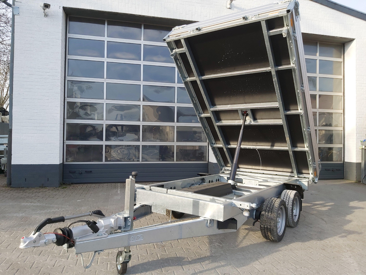 Saris Kipper K3 306 184 3500 2 E 306x184x30cm 3500kg silver Elektro NHP Stützen 13" 3500kg used - Rimorkio vetëshkarkuese: foto 2 Saris Kipper K3 306 184 3500 2 E 306x184x30cm 3500kg silver Elektro NHP Stützen 13" 3500kg used - Rimorkio vetëshkarkuese: foto 2