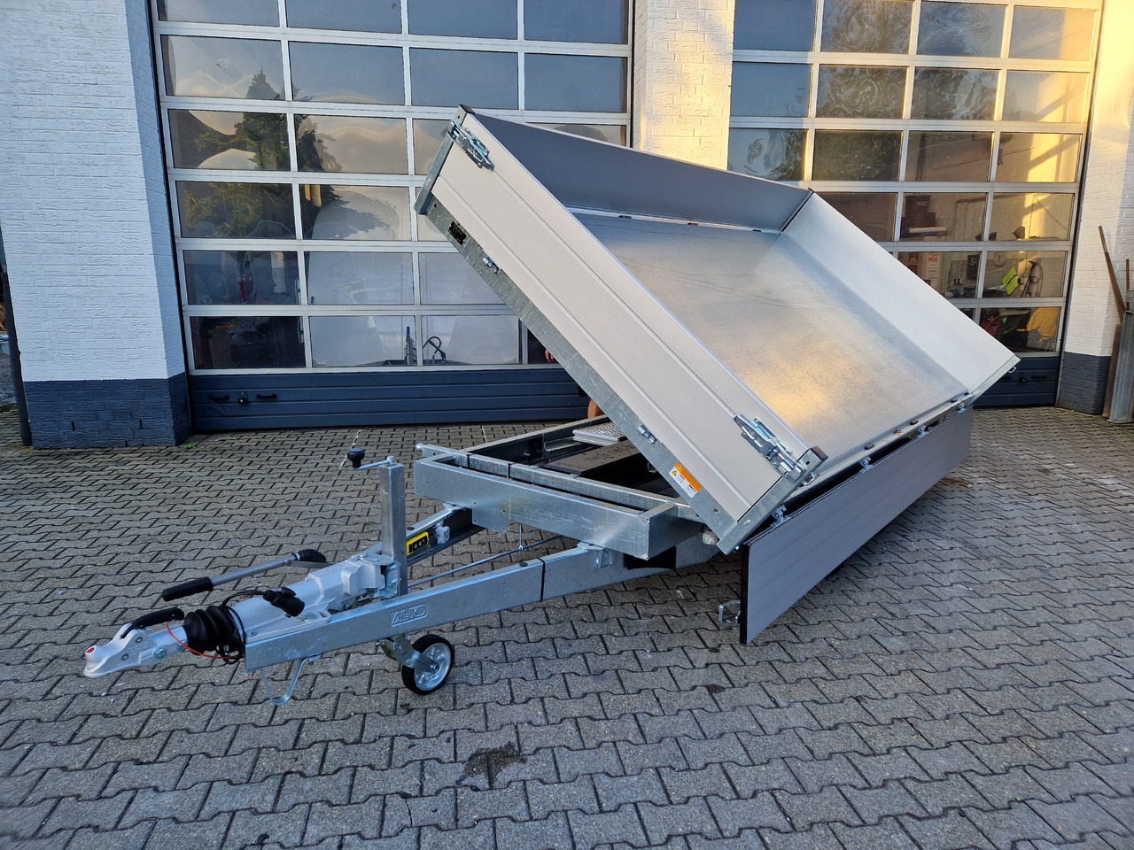 Saris Kipper K3 356 184 3500 2 E 356x184x35cm Elektro Auffahrrampen Stützen 13" (L) 3500kg - Rimorkio vetëshkarkuese: foto 1 Saris Kipper K3 356 184 3500 2 E 356x184x35cm Elektro Auffahrrampen Stützen 13" (L) 3500kg - Rimorkio vetëshkarkuese: foto 1