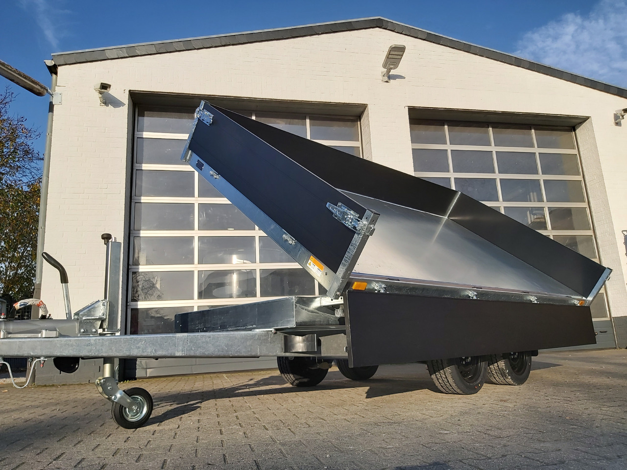 Saris Kipper K3 356 184 3500 2 E 356x184x35cm black edition Elektro Rampen Stützen (L) 3500kg - Rimorkio vetëshkarkuese: foto 1 Saris Kipper K3 356 184 3500 2 E 356x184x35cm black edition Elektro Rampen Stützen (L) 3500kg - Rimorkio vetëshkarkuese: foto 1