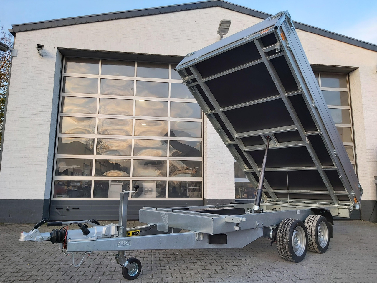 Saris Kipper K3 356 184 3500 2 E 356x184x35cm silver elektro 13" (L) 3500kg Aktion - Rimorkio vetëshkarkuese: foto 1 Saris Kipper K3 356 184 3500 2 E 356x184x35cm silver elektro 13" (L) 3500kg Aktion - Rimorkio vetëshkarkuese: foto 1