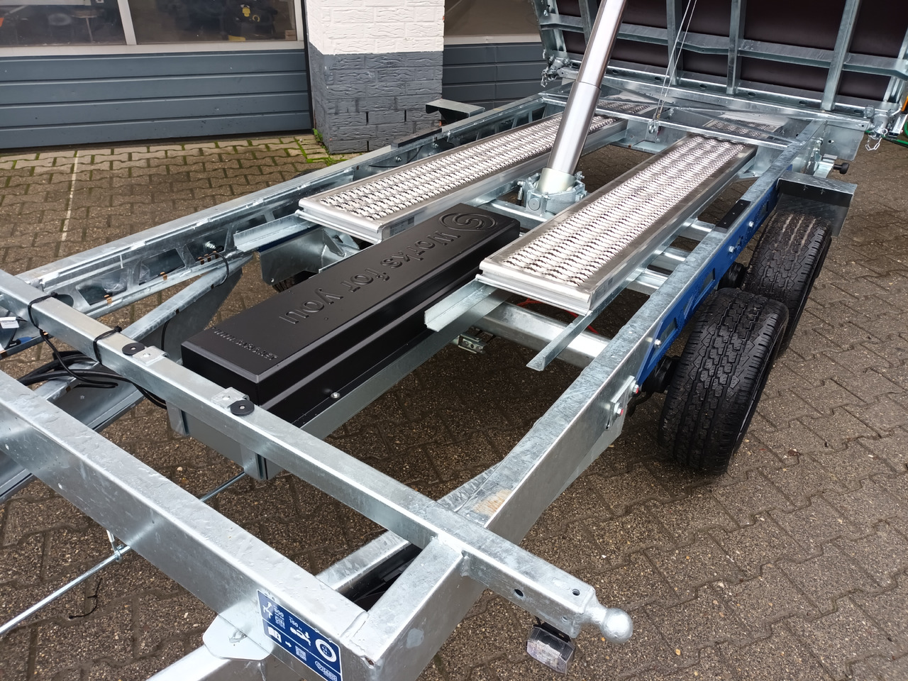 Rimorkio vetëshkarkuese Saris Kipper K3 356 184 3500 2 HD E 356x184x35cm black heavy duty Rampen Stützen NHP LED (L) 3500kg: foto 12 Rimorkio vetëshkarkuese Saris Kipper K3 356 184 3500 2 HD E 356x184x35cm black heavy duty Rampen Stützen NHP LED (L) 3500kg: foto 12