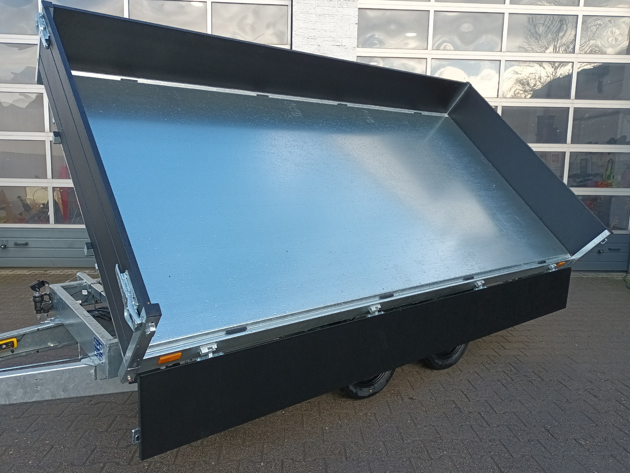 Rimorkio vetëshkarkuese Saris Kipper K3 356 184 3500 2 HD E 356x184x35cm black heavy duty Rampen Stützen NHP LED (L) 3500kg: foto 13 Rimorkio vetëshkarkuese Saris Kipper K3 356 184 3500 2 HD E 356x184x35cm black heavy duty Rampen Stützen NHP LED (L) 3500kg: foto 13