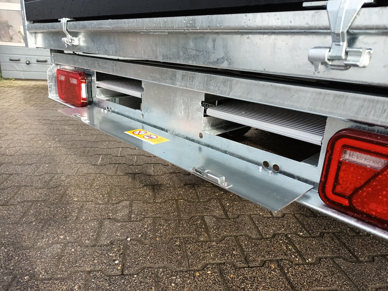 Rimorkio vetëshkarkuese Saris Kipper K3 356 184 3500 2 HD E 356x184x35cm black heavy duty Rampen Stützen NHP LED (L) 3500kg: foto 17 Rimorkio vetëshkarkuese Saris Kipper K3 356 184 3500 2 HD E 356x184x35cm black heavy duty Rampen Stützen NHP LED (L) 3500kg: foto 17