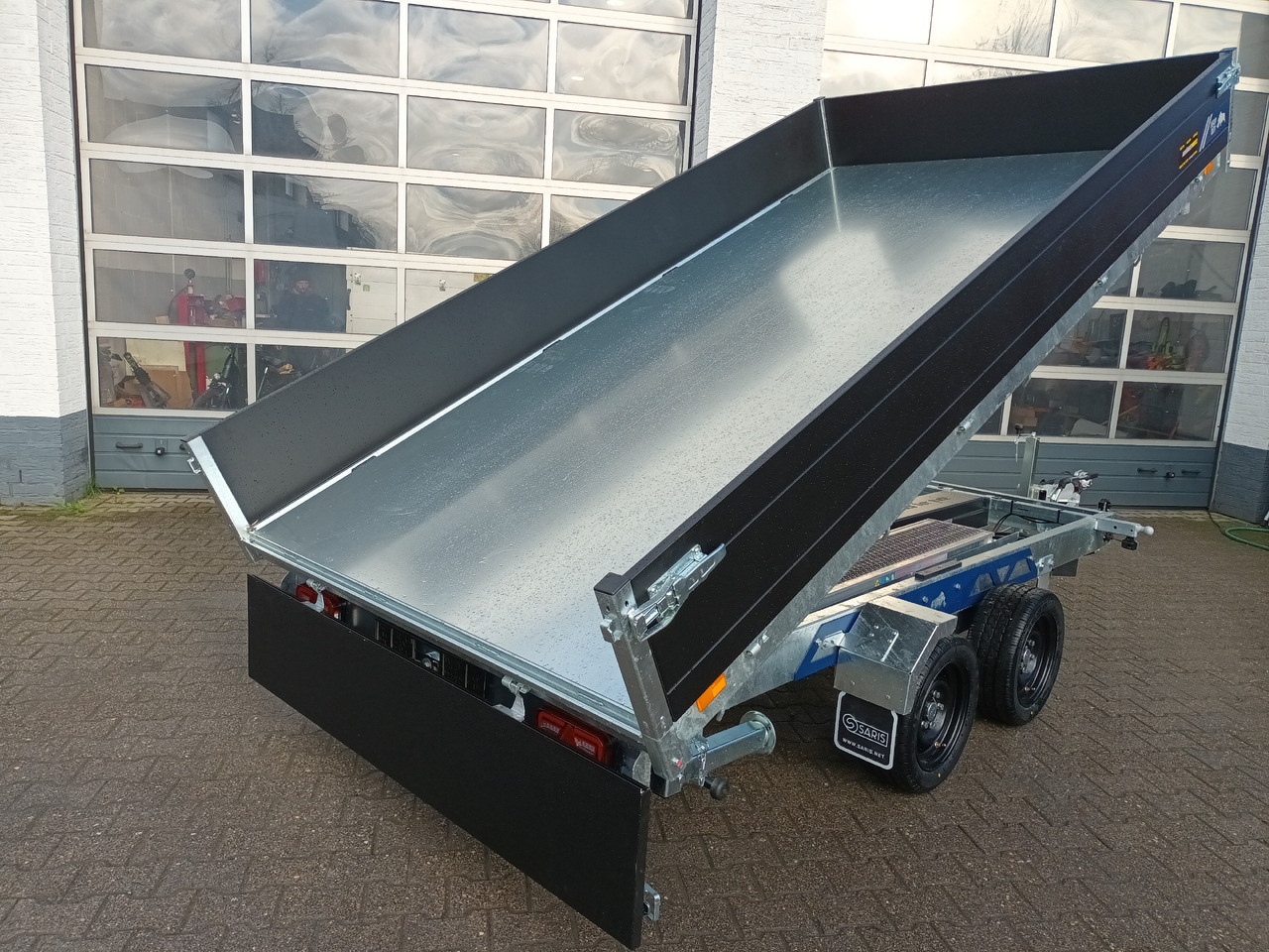 Rimorkio vetëshkarkuese Saris Kipper K3 356 184 3500 2 HD E 356x184x35cm black heavy duty Rampen Stützen NHP LED (L) 3500kg: foto 14 Rimorkio vetëshkarkuese Saris Kipper K3 356 184 3500 2 HD E 356x184x35cm black heavy duty Rampen Stützen NHP LED (L) 3500kg: foto 14