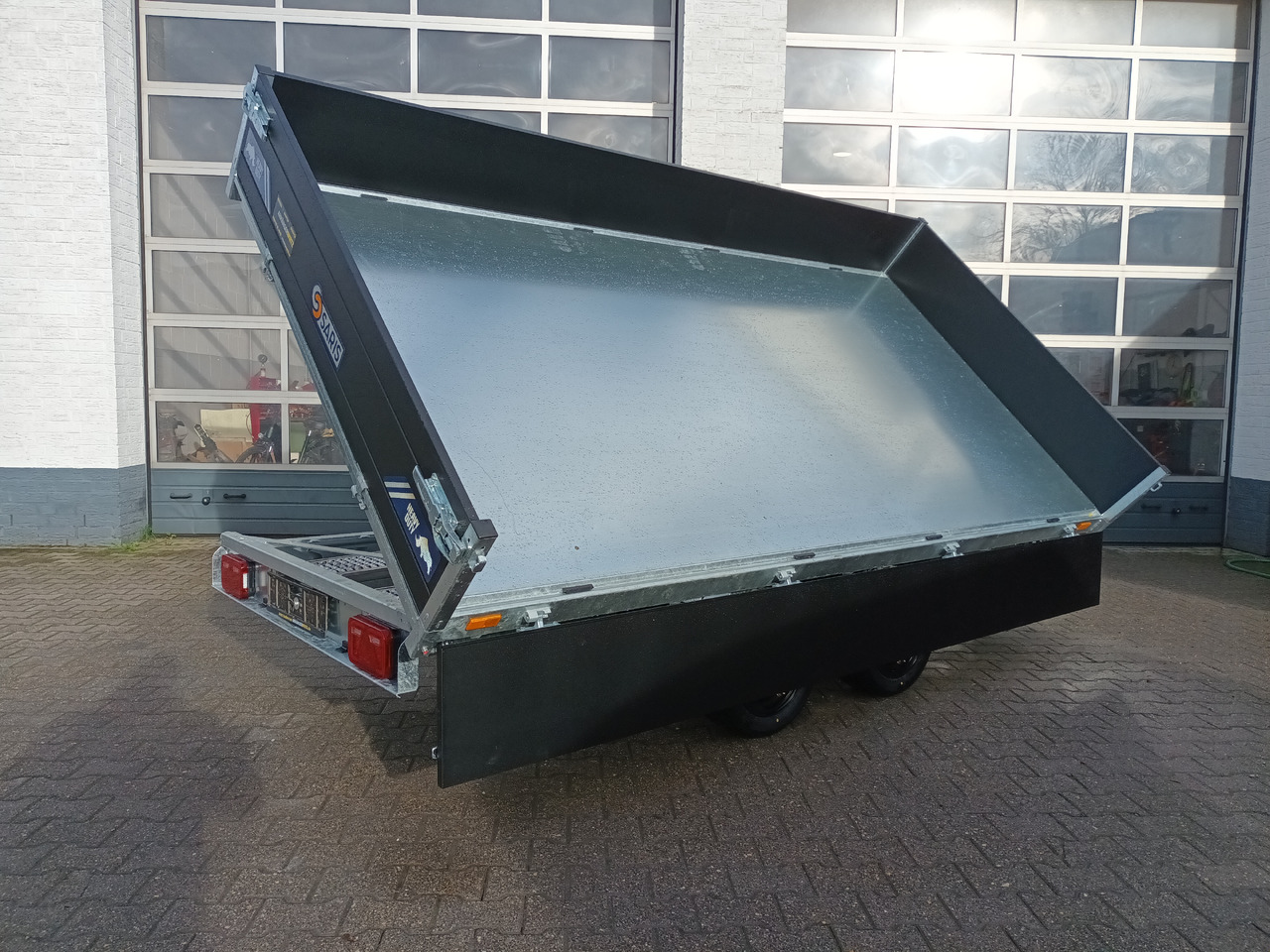 Rimorkio vetëshkarkuese Saris Kipper K3 356 184 3500 2 HD E 356x184x35cm black heavy duty Rampen Stützen NHP LED (L) 3500kg: foto 11 Rimorkio vetëshkarkuese Saris Kipper K3 356 184 3500 2 HD E 356x184x35cm black heavy duty Rampen Stützen NHP LED (L) 3500kg: foto 11