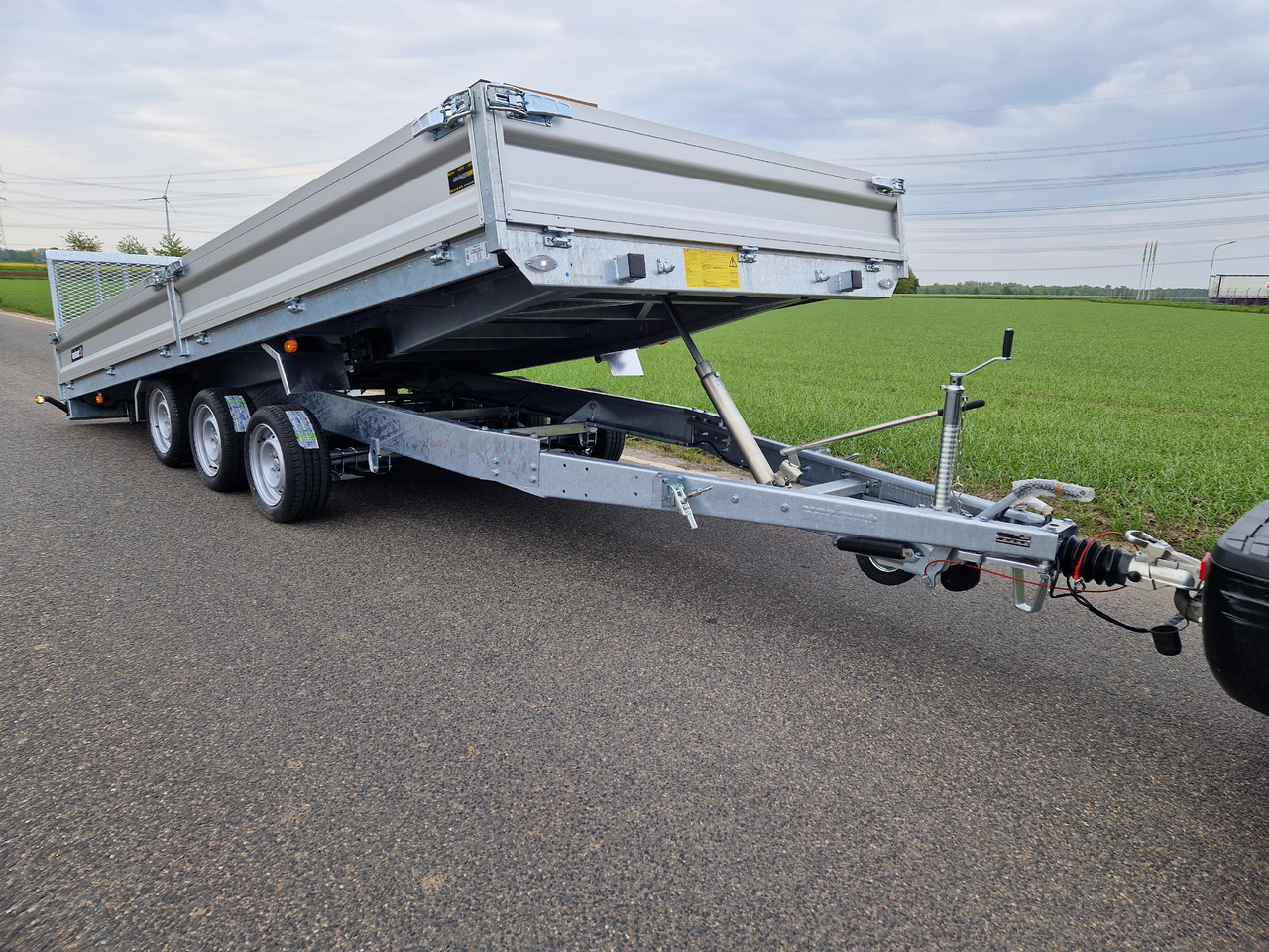 Variant Maschinentransporter 3553 UX Maxi Load LED Tridem Parabelfeder 3500kg Modell 2024 - Rimorkio vetëshkarkuese: foto 1 Variant Maschinentransporter 3553 UX Maxi Load LED Tridem Parabelfeder 3500kg Modell 2024 - Rimorkio vetëshkarkuese: foto 1