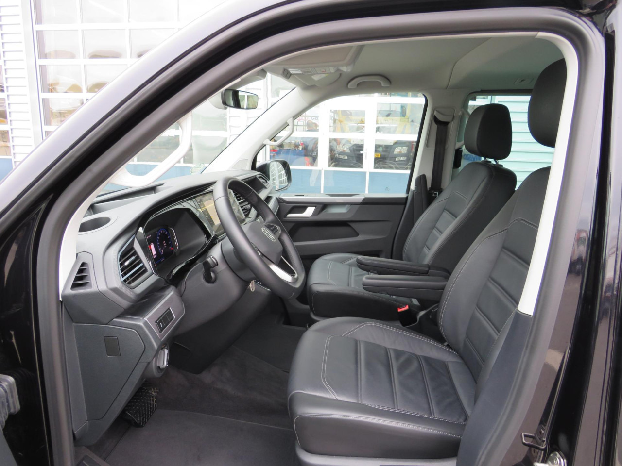 VOLKSWAGEN T6.1 Multivan Comfortline Edition Court Bluetooth - Veturë: foto 2 VOLKSWAGEN T6.1 Multivan Comfortline Edition Court Bluetooth - Veturë: foto 2