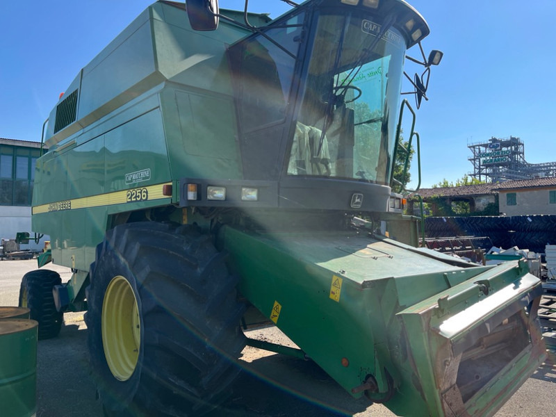 John Deere 2256 - Autokombajnë: foto 5 John Deere 2256 - Autokombajnë: foto 5