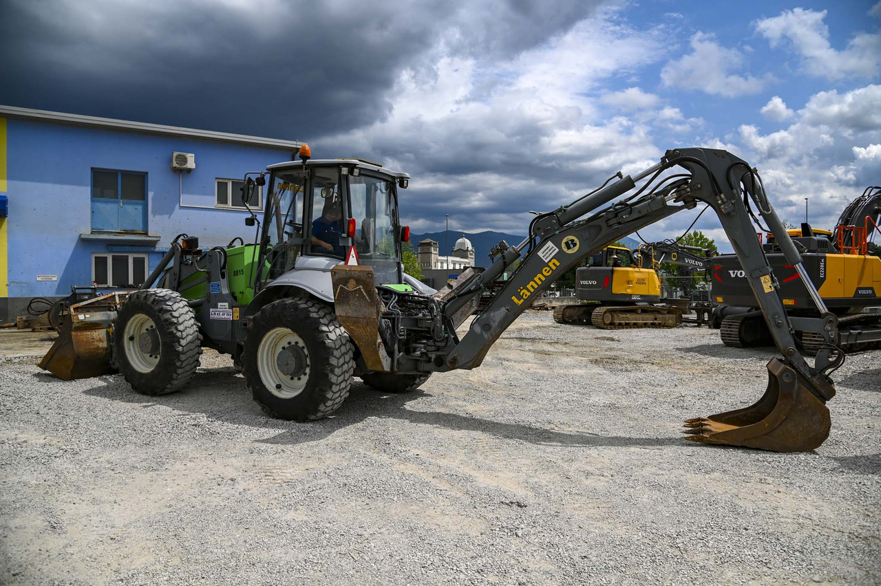 Lännen 8600E - Fadromë me shkarkim nga prapa: foto 4 Lännen 8600E - Fadromë me shkarkim nga prapa: foto 4