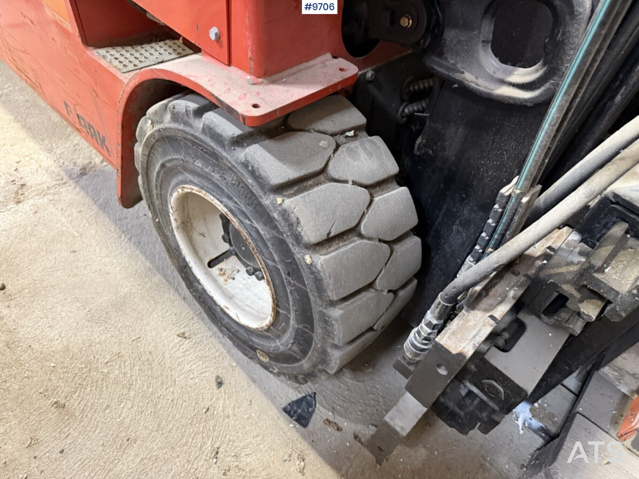 Lizingu i  Forklift Clark CEM 25 Forklift Clark CEM 25: foto 10