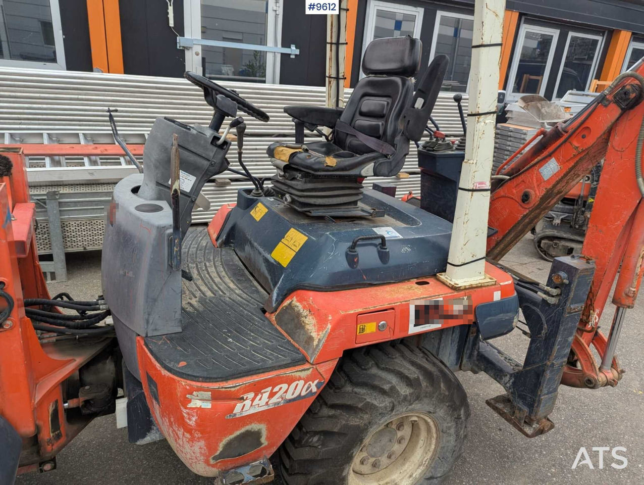 Kubota backhoe loader - Fadromë me shkarkim nga prapa: foto 5 Kubota backhoe loader - Fadromë me shkarkim nga prapa: foto 5