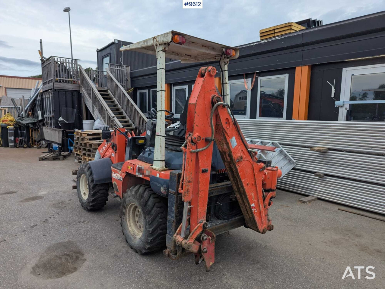 Kubota backhoe loader - Fadromë me shkarkim nga prapa: foto 3 Kubota backhoe loader - Fadromë me shkarkim nga prapa: foto 3